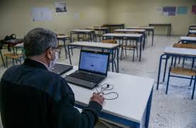 Ένα από τα θέματα που έχει αρχίσει να έρχεται στο προσκήνιο, είναι το θέμα με το άνοιγμα των σχολικών μονάδων γυμνασίων και λυκείων την ερχόμενη δευτέρα. Koronoios En8arryntika Dedomena Pi8ano Anoigma Gymnasiwn Kai Lykeiwn Se Dyo Ebdomades Video