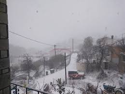 Κατά τις νυχτερινές ώρες νιφάδες χιονιού έκαναν την εμφάνιση τους όπως και τώρα. Me Xioni 3ypnhsan Oreines Perioxes Toy Dhmoy Metewrwn Kalampaka Eidhseis News Meteora