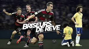 À deux minutes du coup d'envoi du choc entre la france et l'allemagne à munich, un parachutiste, activiste de greenpeace, s'est invité sur la pelouse de la football arena ! 06 Briseurs De Reves Dans L Intimite Du Bresil Allemagne 2014 Youtube