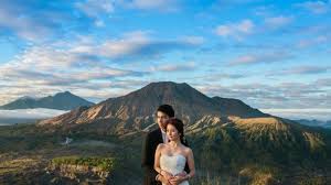Apalagi lokasi foto prewedding antimainstream, selain kenangan indah, tentu akan semakin romantis serta tak terlupakan. 8 Lokasi Foto Pre Wedding Terbaik Di Bali Tempatnya Instagramable Banget Halaman All Tribun Travel