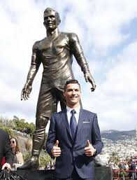 The clay statue beautifully depicts nadal crouching on his knees with his tennis racket up in the air and a victorious chanting face. Tenniscristiano Ronaldo Marca English