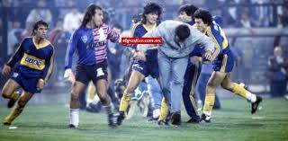 Perdió cuatro finales de copa libertadores de américa, tres de ellas como jugador (1985, 1986 y 1987, con américa), y una como entrenador (2012, con boca juniors). 1991 Cronica De La Batalla De Santiago El Grafico