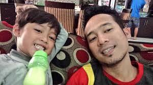 Si dede kalau pengen nenen ngusel. Coretantintareckythullank On Twitter Fabian Dehlo Dennycagur Kaka Abi Udah Gede Masih Ngedot Aje Huuuuu