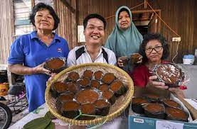 Kuih bulan adalah salah sebuah kuih tradisional cina. Kuih Bakul Tradisional Lima Generasi Keluarga Tan Tetap Jadi Tumpuan Utusan Borneo Online