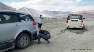 Watch Tata Hexa Rescuing Toyota Innova Mahindra Scorpio Stuck In Pangong Leh