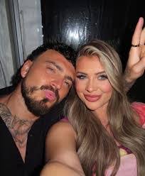 Kat Dodd's Instagram, Twitter & Facebook