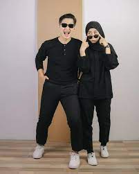 Keindahan dan romantisme pemandangan pantai dengan butiran lembut pasir serta angin yang menenangkan sungguh sayang untuk dilewatkan sebagai spot foto prewedding pantai terbaik anda. Prewedding Tema Hitam Ootd Hijab Keceh Facebook