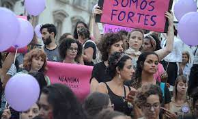 Grande rejeição às manifestações de grupos feministas (tendo por exemplo o conhecido movimento organizador de protestos marcha das vadias), normalmente atrelados à esquerda política no país, e discussões dos mais diversos tópicos em redes sociais. Governo Esta Mais Preocupado Com Feminismo Do Que Com Politica