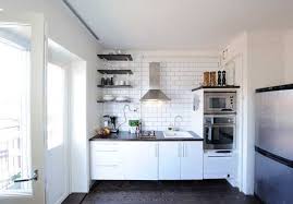 4 Simple Kitchen Decorating Ideas For Apartment Modern Kitchens Small Apartment Kitchen Small Apartment Kitchen Decor Small Kitchen Design Apartment