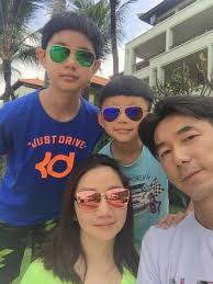 陶晶瑩（英語： matilda tao ，1969年10月29日 － ），臺灣 女藝人、主持人、歌手、作家，暱稱陶子，畢業於臺北市立中山女子高級中學、國立政治大學新聞學系。 1990年發行首張個人專輯以歌手身份出道，之後一度發展不利，曾在演藝事業進入低潮期時萌生退意；後來遇上台灣主持人張小燕，經其大力. é™¶å­è«‡å¥³å…'å©šå‰æ€§è¡Œç‚º æŽæŽä»æ€'å¼ å«ä»–å‡ºä¾† å¨›æ¨‚ Pop å¾®åš
