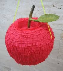 Fabriquer Une Pinata Plus De 80 Projets Sympas A Realiser Soi Meme Snow White Party Snow White Birthday Party Snow White Birthday