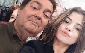 Você é meu amor, minha destruição. Selena Gomez E Fausto Silva Apresentador Manda Beijo Para Cantora