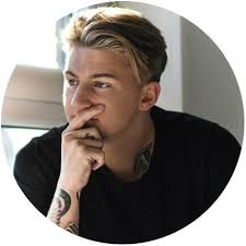Kijk voor meer van dit soort video's in de gratis sterren nl app! Songteksten Net Mart Hoogkamer Viert Top 10 Positie Met Nieuwe Tattoo