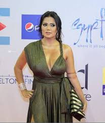 هذا المسلسل كان الأول للمخرج في التلفزيون، فهو مخرج سينمائي بالأساس كان قد أخرج 17 فيلم سينمائي قبل دخوله. Ø¨Ø§Ù„ØµÙˆØ±Ø© Ù‚ØµØ© ÙØ³ØªØ§Ù† Ø±Ø§Ù†ÙŠØ§ ÙŠÙˆØ³Ù ØªØªÙƒØ±Ø± Ù…Ø¹ ØºØ§Ø¯Ø© Ø¹Ø§Ø¯Ù„ ÙˆØ§Ù„Ø§Ù†ØªÙ‚Ø§Ø¯Ø§Øª Ø¬Ø§Ø±Ø­Ø© Ù…Ø§ ØªÙ„Ù…ÙŠ Ù†ÙØ³Ùƒ Laha Magazine