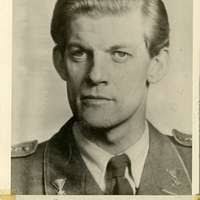 Porträtt av Johan Robert Mauritz Hallman, underlöjtnant vid  Fortifikationen.Se även bild AMA.0009443 och AMA.0009583.