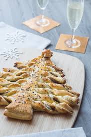 Découpez le tout en forme de sapin et torsadez les bandes. Sapin Feuillete Pour L Apero Recette De Noel