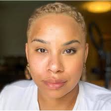 Help with the makeup 10/10 guys lol