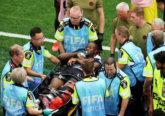 إصابة قوية يتعرض لها إسماعيل كونيه لاعب منتخب كندا ويغادر الملعب على إثرها  🇨🇦