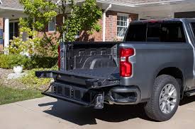 Like the 2021 gmc sierra hd, the 2021 gmc yukon only offers hunter metallic with the denali. 2021 Chevrolet Silverado 1500 Gets Fancy Tailgate Higher Tow Ratings Pickuptrucks Com News