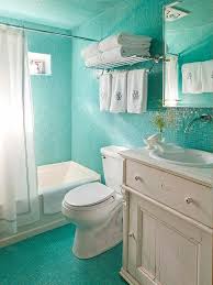 Kleines Badezimmer Mit Fliesen In Turkis Farbe Und Weissem Schrank Badezimmer Design Badezimmer Klein Kleine Badezimmer Design