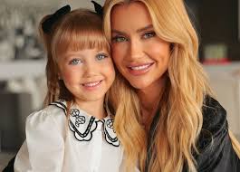 Ana Paula Siebert faz surpresa no aniversário de 5 anos da filha, Vicky