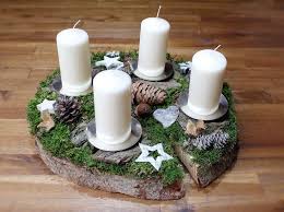 Adventskranz Adventsgesteck Natur Holzscheibe Baumscheibe Weiss Ein Designerstuck Vo Baumscheiben Deko Weihnachten Adventsgesteck Weihnachtsdekoration Ideen