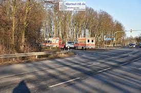 Neuss Gegen 15 15 Uhr Ereignete Sich Im Ausfahrtsbereich Der A57 Auf Die B9 In Fahrtrichtung Koln Vor Der Ampelanlage Ein Verkehrsunfal Neuss Unfall Rheine
