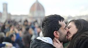 Una festa simbolica che ricorda l'importanza del bacio, nell'intimità, nella coppia e nella sessualità. Giornata Mondiale Del Bacio L Esperto Stimola L Eccitazione La Causa E Lo Scambio Di Feromoni