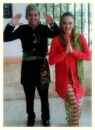 Model baju batik kombinasi untuk pria, wanita, dan couple. 4 Ragam Pakaian Adat Betawi Pakaian Tradisional Model Pakaian Pakaian