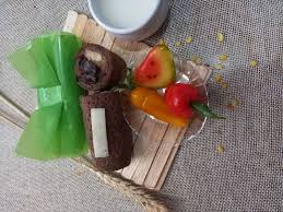 Dengan cita rasa pisang raja yang memang manis dan enak, membuat kue dadar gulung menjadi lebih berwarna dalam hal rasanya. Snack Box Arsy Dadar Gulung Pisang Coklat Lemper Kue Buah Thailand Cv Era Milenial