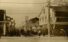 這照片不是京都 而是日本時代台南下橫街 今永福路民生路進去約60m往華南銀行方向 前方的歐式建築是當時台灣銀行台南 支店 今華南銀行 遠方的屋頂是祀典武廟