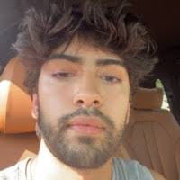 Shreyas Sinha's energy is refreshing. After watching his masterpiece of a  video, "I investigate Indian Americans", I knew I had to speak with him.  Founder of fifty50. and Samosa Capital (no he's… |