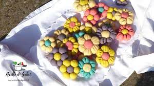 Allargare la frolla, lasciandone un po' per le strisce, in un disco direttamente su carta forno, trasferire in una tortiera tonda dal diametro di circa 27 cm e riempirla con i tagliolini. Biscotti Da Inzuppo Fiori Di Pasta Frolla Colorata Senza Burro Facile E Veloce Ricette Di Gabri Youtube