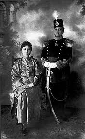 Corak tartan pada kilt yang dipakai mirip corak tartan yang dihadiahkan oleh ratu victoria. Kesultanan Siak Sri Inderapura Wikiwand