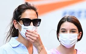 Katie holmes was spotted this tuesday pounding the pavement in new york city with her beau emilio vitolo jr. Katie Holmes Wears Mom Jeans Boyfriend Style Shirt With Suri Cruise Footwear News