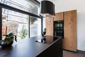 Vous pouvez choisir d'ajouter le bois sur le plan de travail ou au sol, grâce à un parquet. Amenagement Cuisine Noir Et Bois Lyon 8 American Traditional Kitchen Lyon By Les Cuisines D Arno