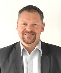 John Douglas' Karriere, seine berühmtesten Fälle und seine  Ermittlungstechniken sind in vielen Artikeln und Romanen beschr