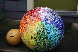 Start assembling the ball by choosing the most prominent part of the design. 010 Mosaic Bowling Ball Mosaic Crafts Mosaic Garden Art