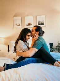 Spring is the time of the year when nature wakes up, and everything starts growing, providing you with gorgeous greenery and fresh backdrops. How To Direct A Virtual Couples Facetime Photoshoot In 4 Steps