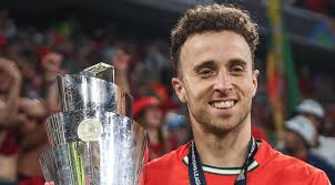 We're sorry the old Taylor can't come to the phone right now. Why? Because  she's actually Laura Miriam & she looks so much like Taylor Swift that  we're dead.