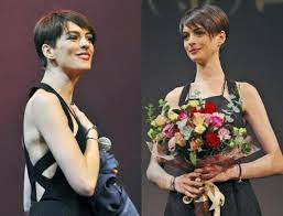 Non phonato o bombato, l'hairstyle è tenuto in forma dall'uso dei bigodini e mantiene la . Anne Hathaway Nuovo Taglio Di Capelli Ladyblitz It