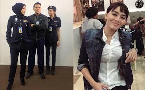 Kisah inspektor daniel yang berpindah ke balai polis baru. Sarung Je Seragam Polis Watak Inspektor Hannah Terus Merasuk Siti Elizad Gempak