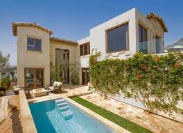 Nains de jardin, oies décoratives, lapin magique, les statues en tout genre sont les premiers objets de décoration de jardin que l'on souhaite acquérir. Creer Un Jardin De Maison Moderne Avec Piscine De Style Mediterraneen