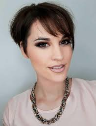 La frangia sui capelli corti? Top 50 Tagli Pixie Con Frangia Per Capelli Corti 2022 Capellidistile It