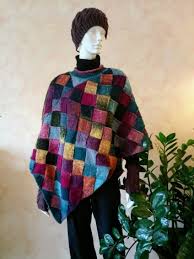 Gestrickte ponchos sind wieder topaktuell und das selber stricken ja sowieso. Kur Poncho Kolner Wollborse