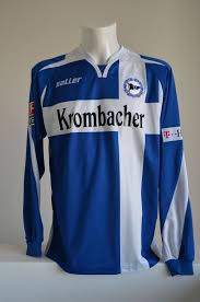 Dsc arminia bielefeld is a german football club who are based in bielefeld, germany and they wear blue and black hooped home shirts and they their home games at the stefan kramer stadium which holds just over 27,000 people. Arminia Bielefeld 2007 08 Home Kit