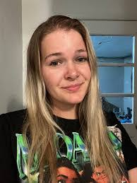 Deanna Lowman's Instagram, Twitter & Facebook