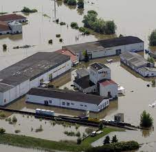 Indem wir unseren flüssen ihre natürliche bewegungsfreiheit genommen haben, haben wir eine situation geschaffen, die uns außerordentlichen schaden zufügen kann. Hochwasser Sachsen Anhalt Versinkt In Den Fluten Bilder Fotos Welt