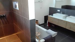 Besonders edelstahlschienen finden sie bei uns deutlich günstiger wir im fachhandel. Badezimmer Mit 60x60 Cm Fliesen An Boden Und Wand Veredelt Mit Edelstahlschienen Sowie Beleuchteter Nische In Der Dusche Fliesenleger Suess Webseite