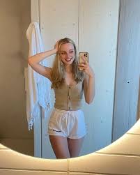 Bubbell - Free pics, galleries & more at Babepedia